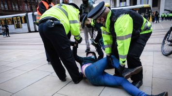 Imaginile care au stârnit indignare. O femeie a fost dezbrăcată și târâtă de poliție, în timpul unui protest din Manchester
