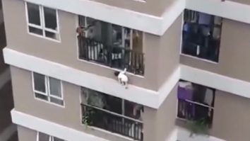 O fetiță de doi ani, din Vietnam, a fost salvată după ce a căzut de la etajul 12. „Copilul mi-a picat în brațe”