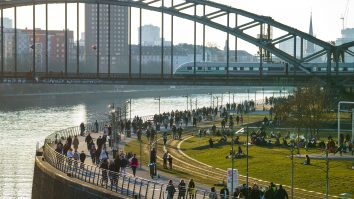 Românii care ar putea ajunge în Consiliul Local din Frankfurt, dacă sunt votați duminică: „Partidele vechi nu ne văd prea bine”