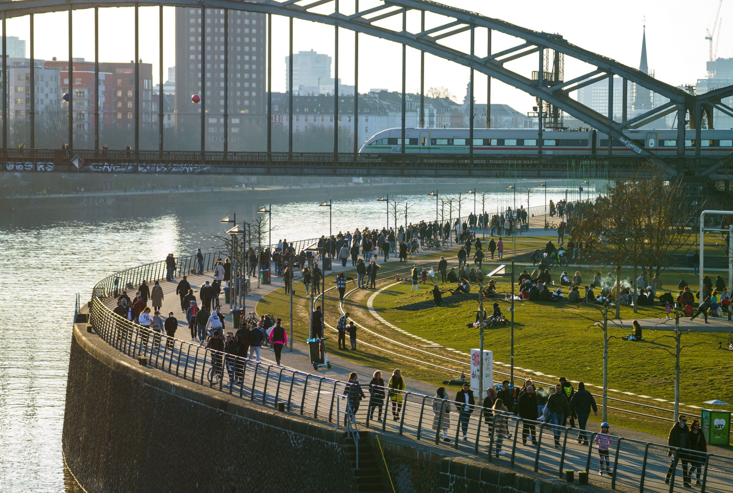 Românii care ar putea ajunge în Consiliul Local din Frankfurt, dacă sunt votați duminică: „Partidele vechi nu ne văd prea bine”