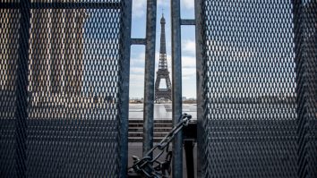 Franța se închide parțial. Paris, Nisa și alte 16 regiuni intră în lockdown, pentru o lună