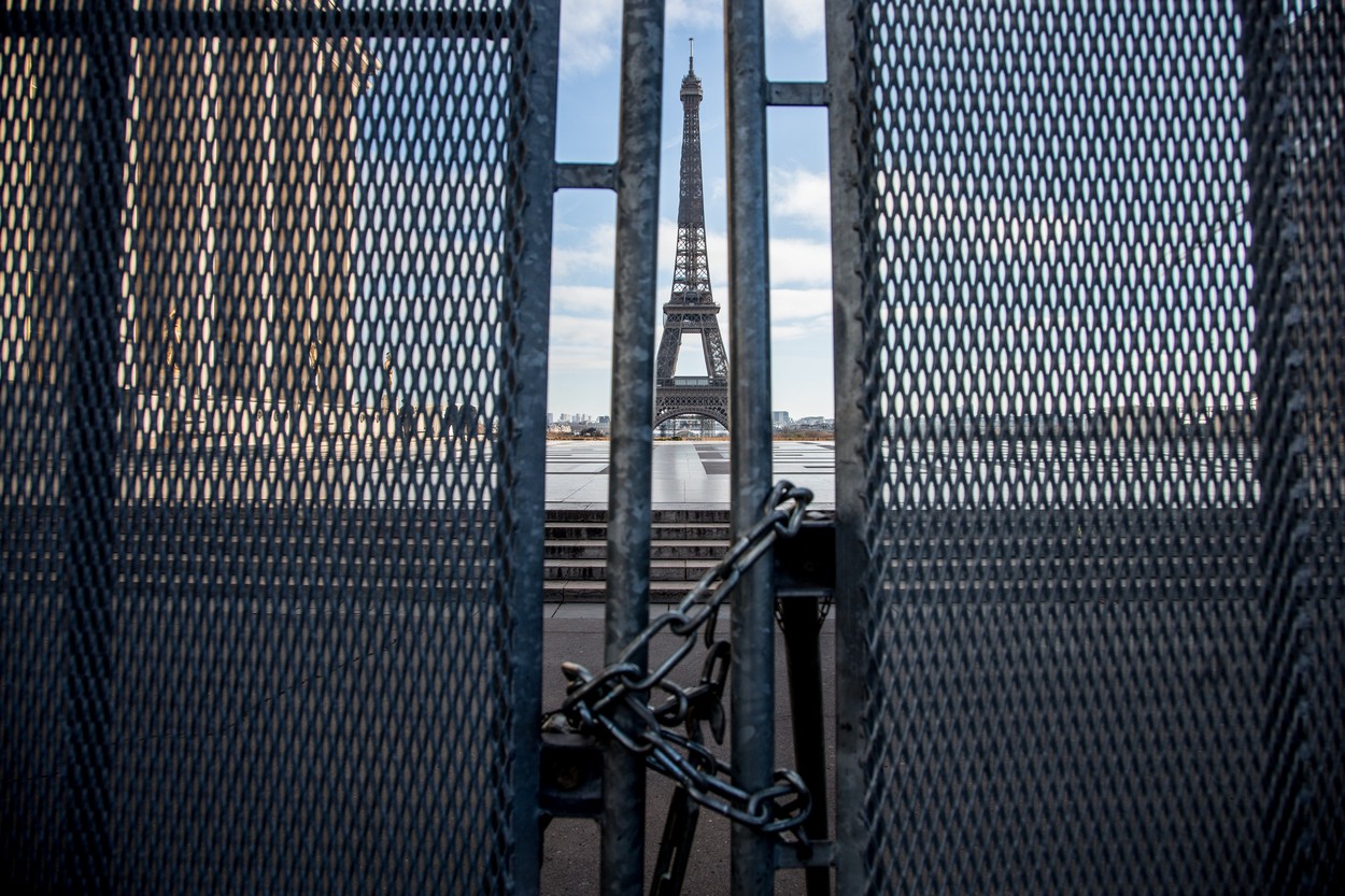 Franța se închide parțial. Paris, Nisa și alte 16 regiuni intră în lockdown, pentru o lună