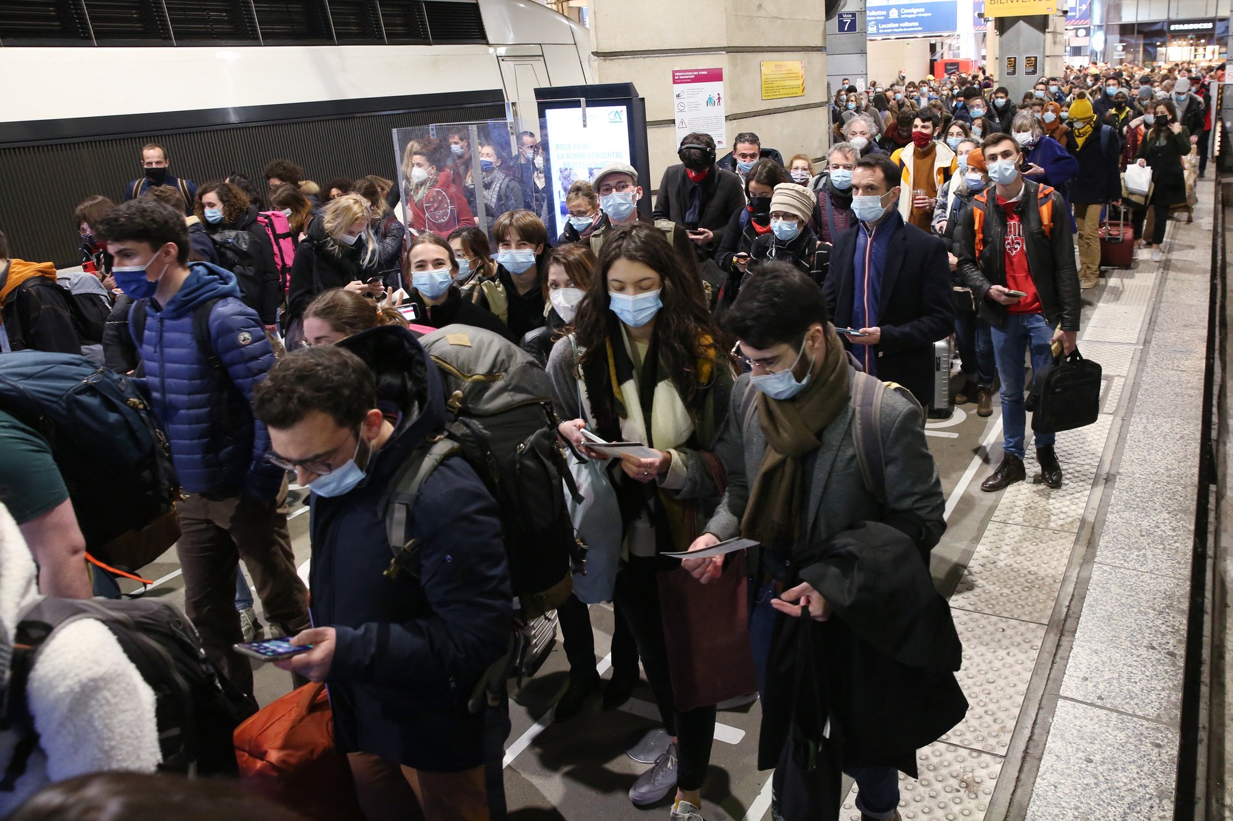 Franța și Polonia intră în lockdown parțial. Trenurile care părăseau Parisul către regiunile în care nu se aplică restricțiile au fost pline