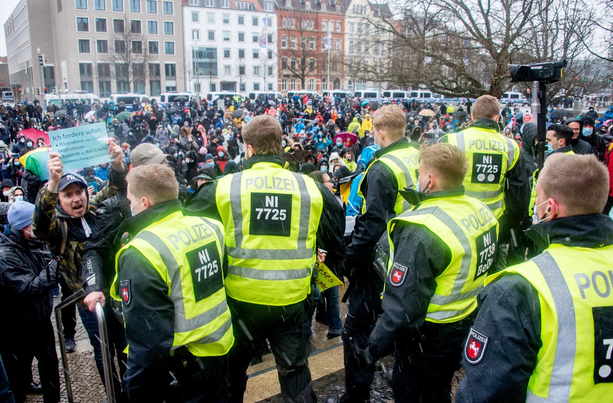 Proteste anti-restricții în mai multe orașe din Germania. „Un an de politici restrictive înseamnă destul!”. Poliția a intervenit în forță