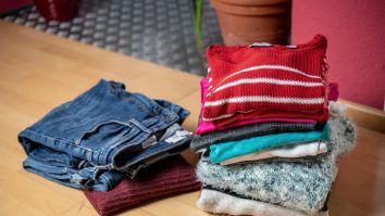 O echipă de cercetători din Suedia transformă hainele uzate în zahăr. Care este scopul