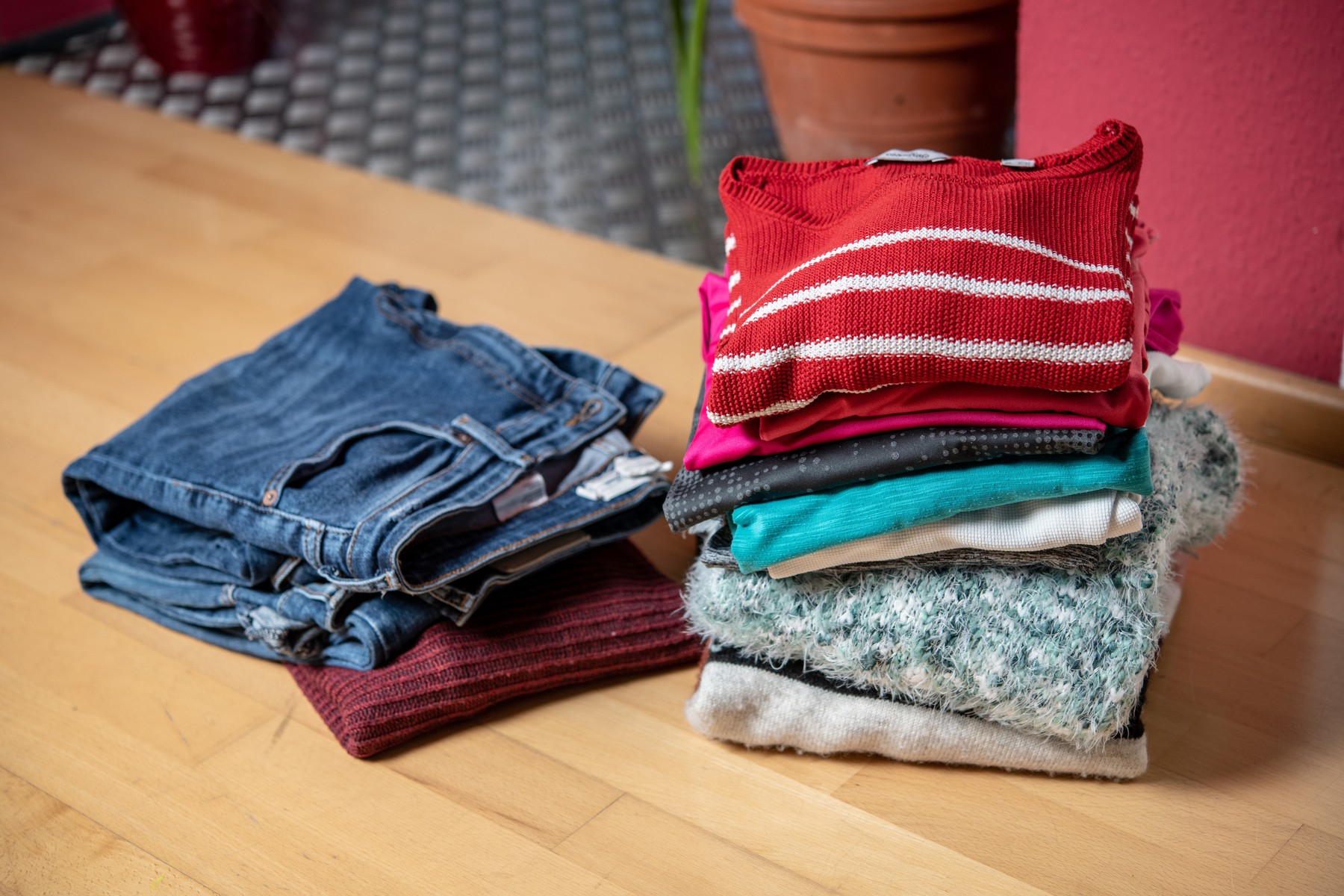 O echipă de cercetători din Suedia transformă hainele uzate în zahăr. Care este scopul