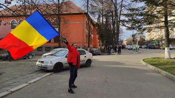 Protestar în Hunedoara, nemulțumit din cauza restricțiilor: „Bolnavii de COVID oricum mor, dar guvernanții ne omoară și pe noi, restul”