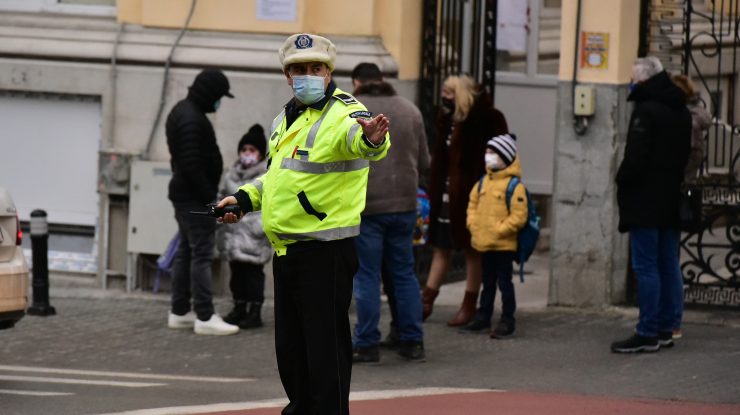 Un copil de 13 ani şi-a înjunghiat colegul de şcoală, după un conflict spontan. Precizările Poliției
