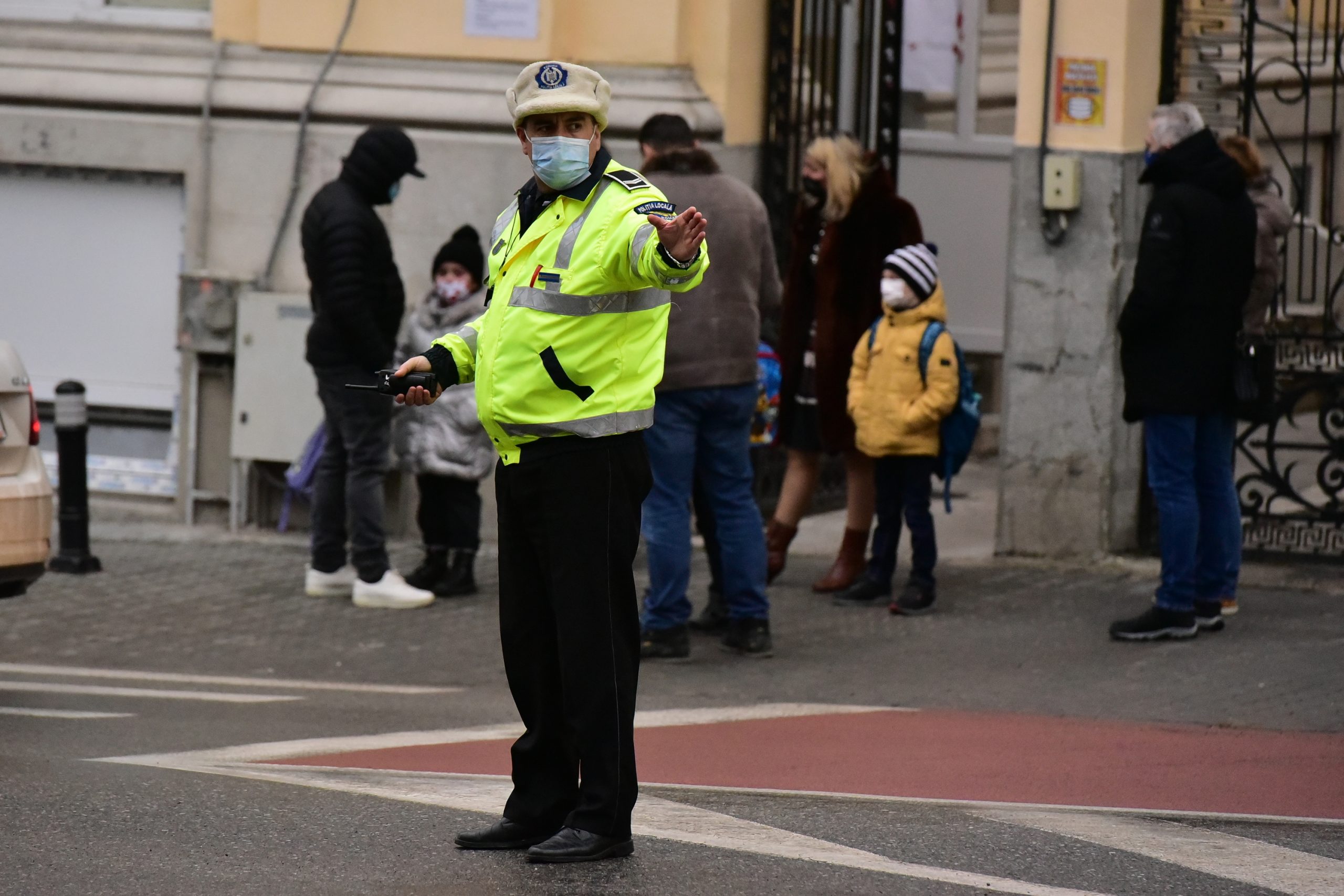Un copil de 13 ani şi-a înjunghiat colegul de şcoală, după un conflict spontan. Precizările Poliției