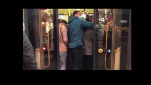 VIDEO. Bucureștenii s-au călcat în picioare în tramvaie, în urma blocării circulației de la metrou. Șoferii nu au putut închide ușile din cauza aglomerației