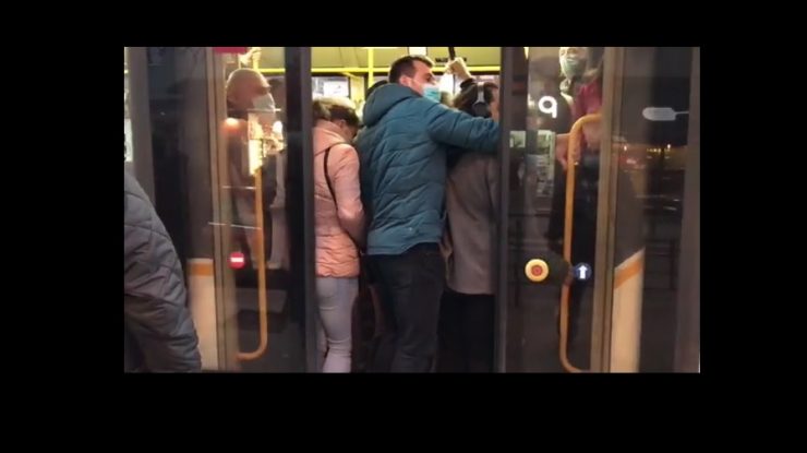 VIDEO. Bucureștenii s-au călcat în picioare în tramvaie, în urma blocării circulației de la metrou. Șoferii nu au putut închide ușile din cauza aglomerației