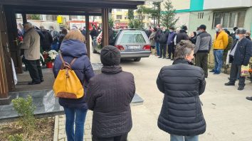 FOTO. Una dintre victimele din Onești, înmormântată. Bărbatul a fost atins de gloanţele poliţiei când încă era în viaţă