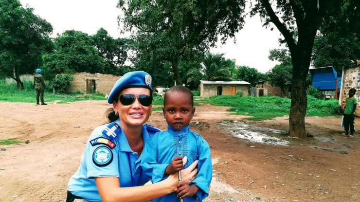 Un copil de 5 ani din Africa a refuzat banii oferiți pentru mâncare de o femeie jandarm din România. Ce a cerut în schimb