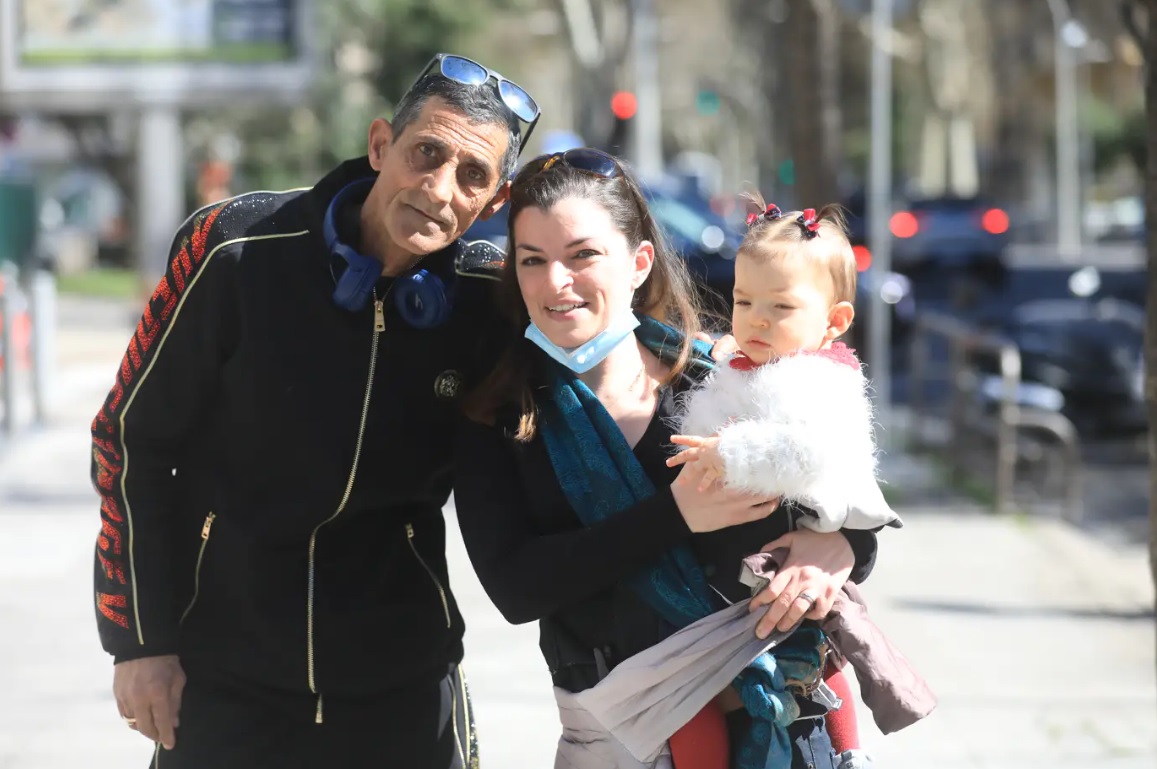 Povestea lui Jojo, românul care până de curând locuia pe străzi, iar acum este catalogat drept „erou” de presa franceză: „Un om care nu are mai nimic, dar dă totul celorlalți”