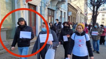 Judecător din Cluj, surprins fără mască la un protest organizat de AUR împotriva vaccinării