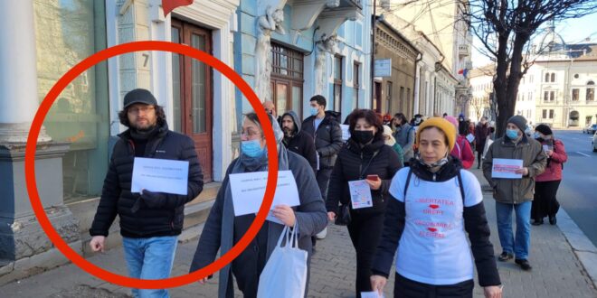 Judecător din Cluj, surprins fără mască la un protest organizat de AUR împotriva vaccinării