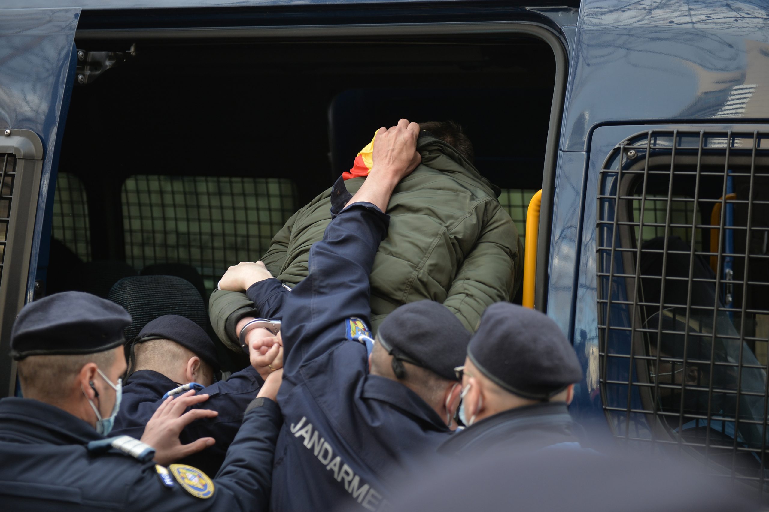 Mai mulți protestatari acuză că au fost agresați în sediul Poliției. Anchetatorii au deschis dosar penal