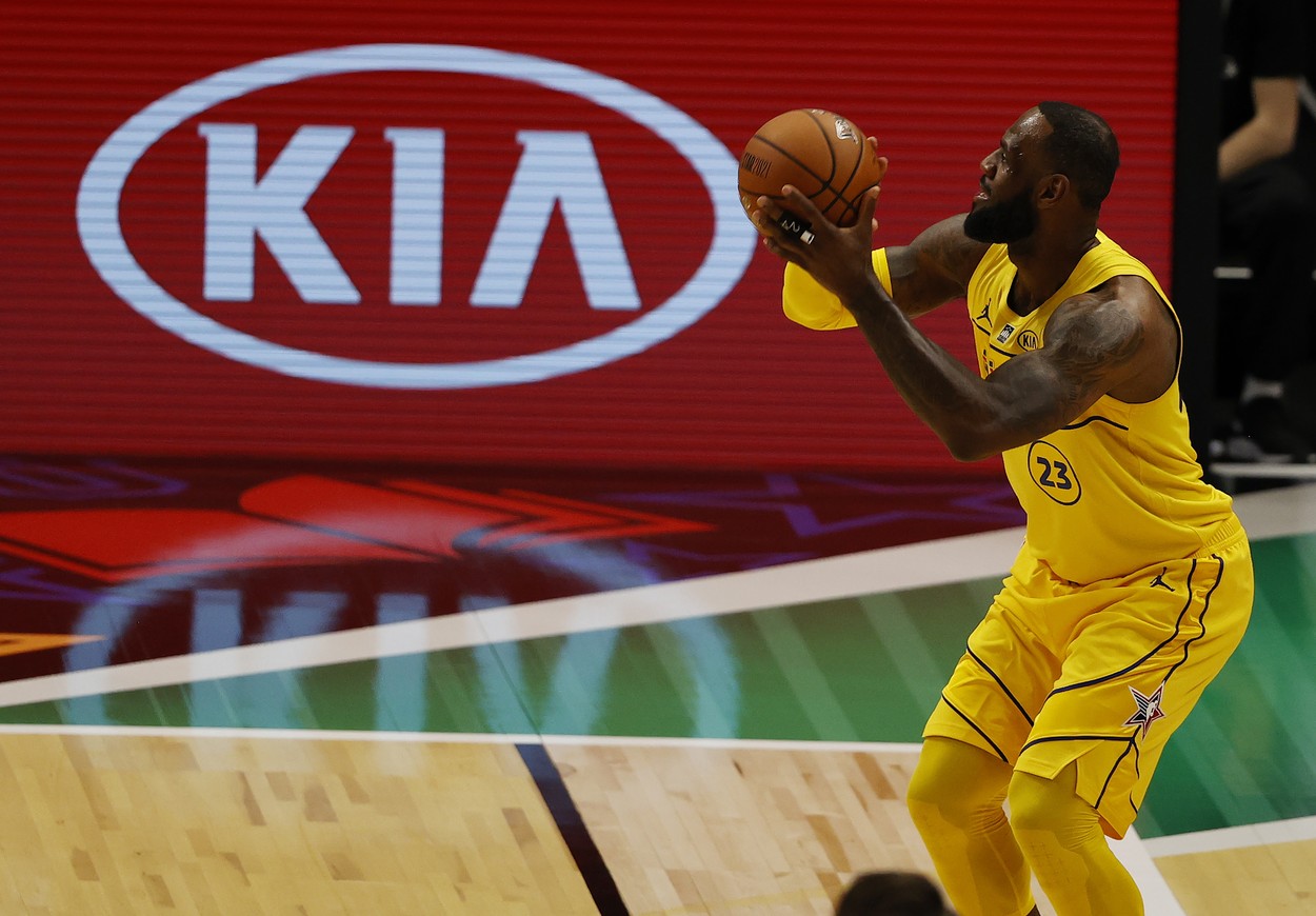 Spectacol total în All Star Game-ul din NBA. Echipa lui LeBron James a învins echipa lui Kevin Durant