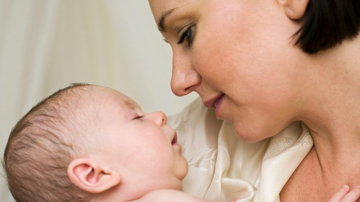 Pot să mă vaccinez dacă am născut recent și alăptez? Răspunsul profesorului de sănătate publică Răzvan Cherecheș