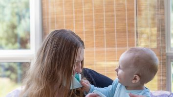 Psihologii avertizează: Purtarea măștii poate avea un impact dezastruos asupra dezvoltării copiilor