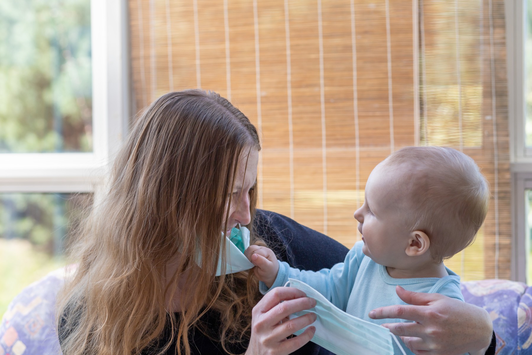 Stimulentul de reinserție pentru părinții care se întorc la muncă înainte ca bebelușul să împlinească șase luni crește la 1.500 lei – proiect