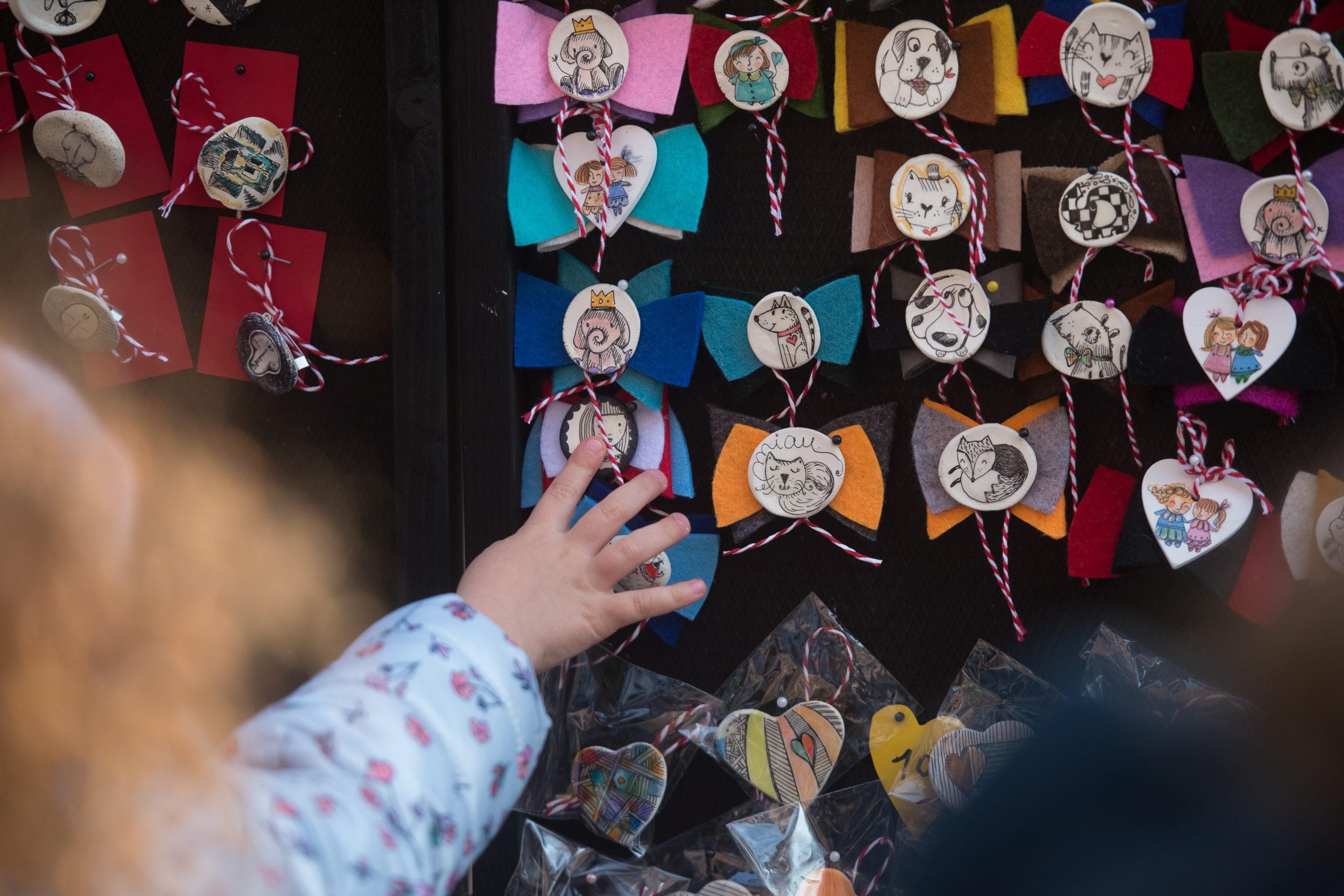 Elevii pot dărui mărţişoare. Sorin Cîmpeanu: „Nu este un pericol dacă se menţine distanţa”