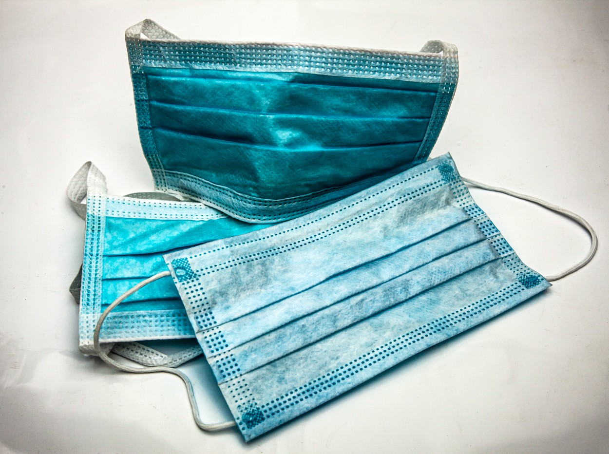 Un profesor din California a fost bătut de un tată supărat din cauza obligativităţii purtării măştii de protecţie