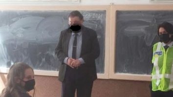 Situație jenantă la Suceava: Comunicat oficial ilustrat cu o fotografie în care un profesor are o mască de protecție desenată