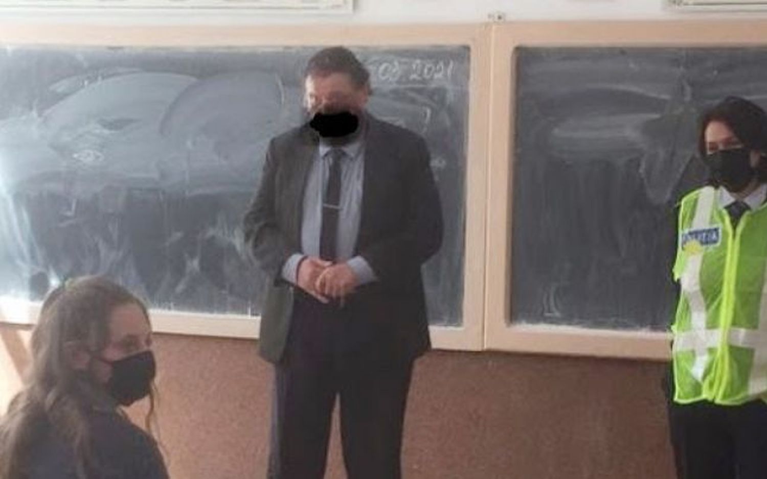 Situație jenantă la Suceava: Comunicat oficial ilustrat cu o fotografie în care un profesor are o mască de protecție desenată