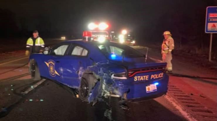 O mașină Tesla pe pilot automat a lovit un echipaj de poliție. Șoferul avea permisul suspendat