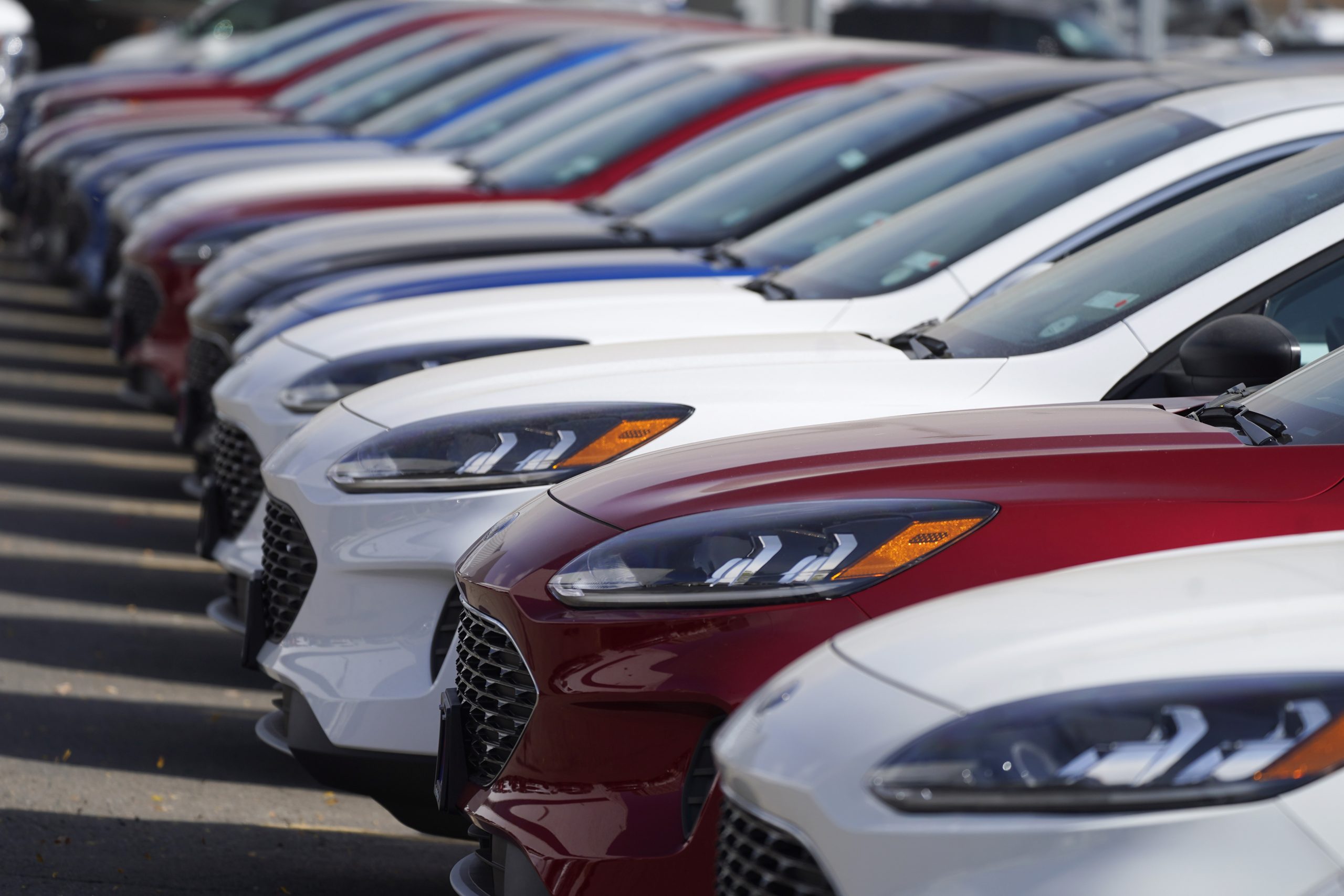 Numărul mașinilor înmatriculate în primele două luni ale anului a scăzut cu 40% față de 2020