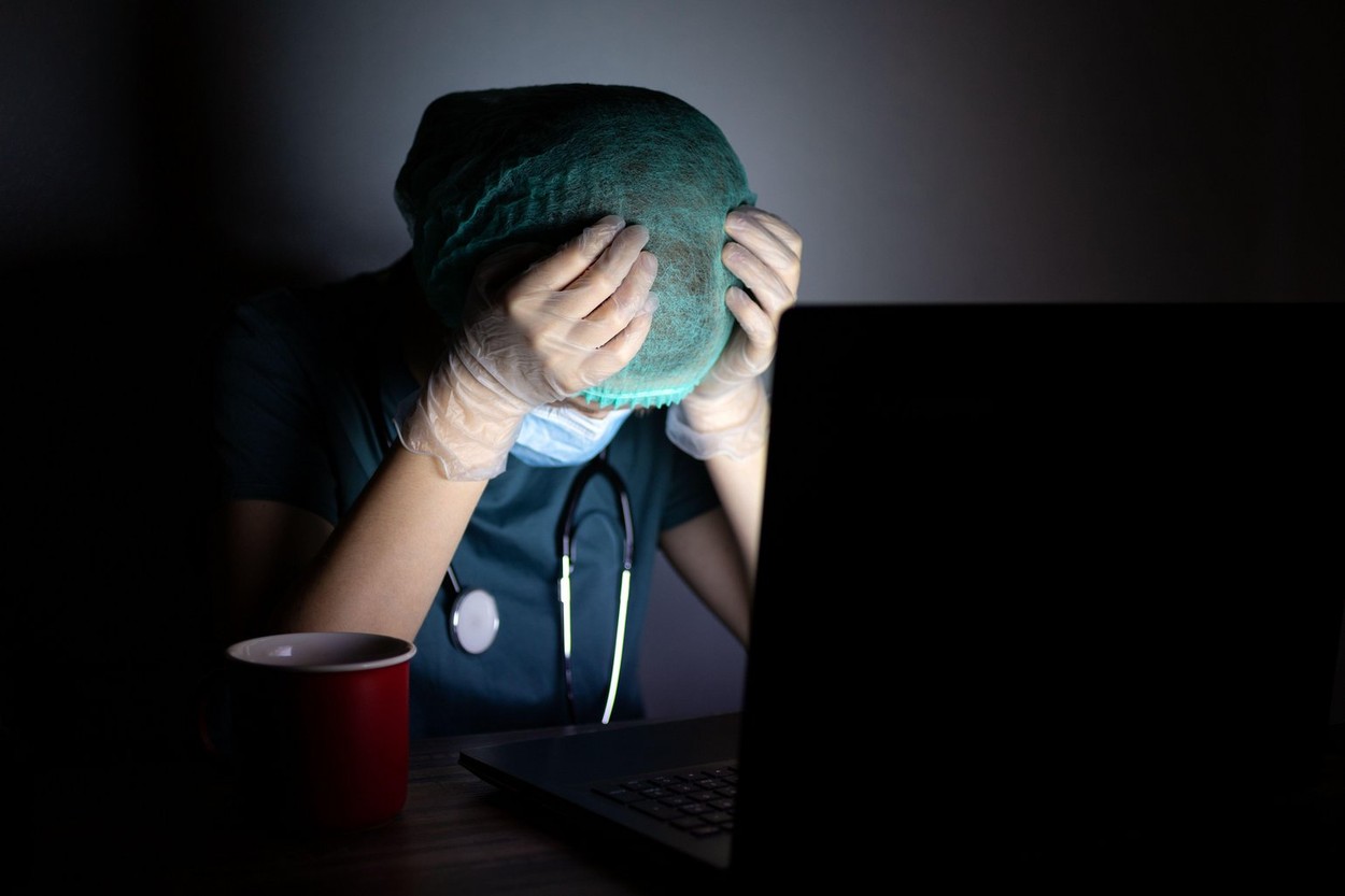 Un medic care a tratat sute de bolnavi Covid a ajuns şomer. Ce s-a întâmplat