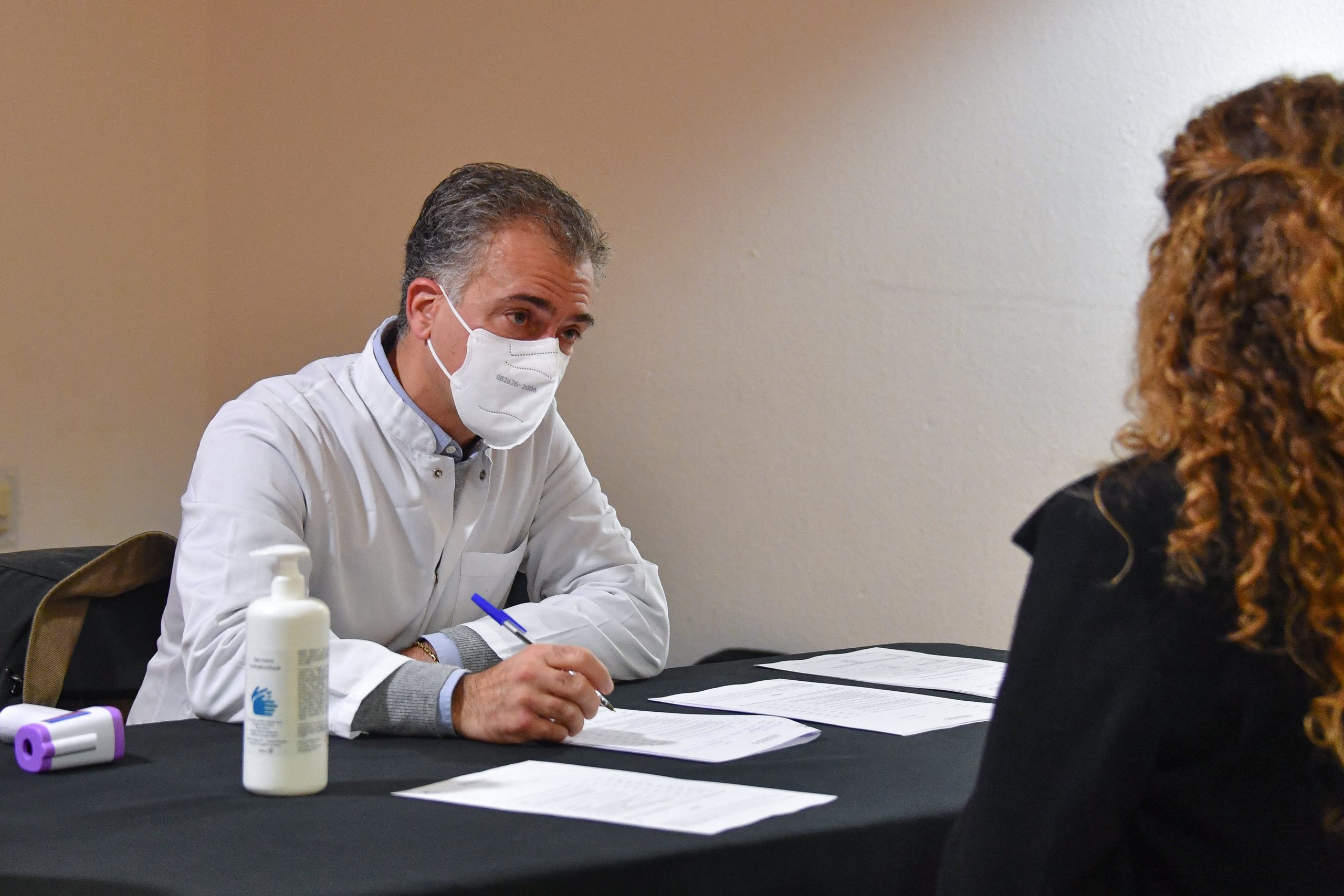 Cât de departe suntem de digitalizarea în Sănătate? Pacienţii merg la consultaţii cu documentele medicale în plasă