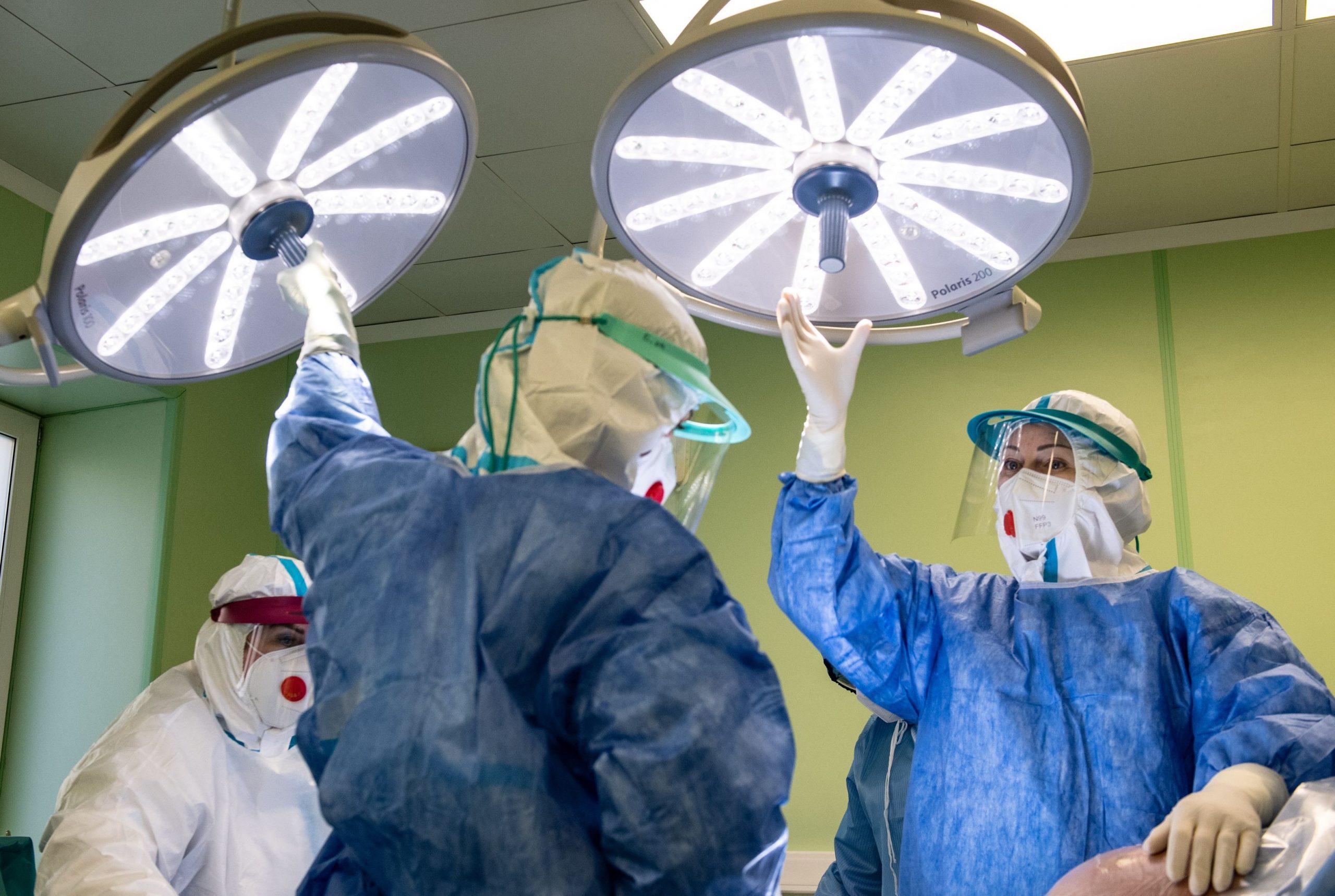 Premieră pentru medicina din România: O femeie infectată cu COVID-19 a născut patru copii sănătoși