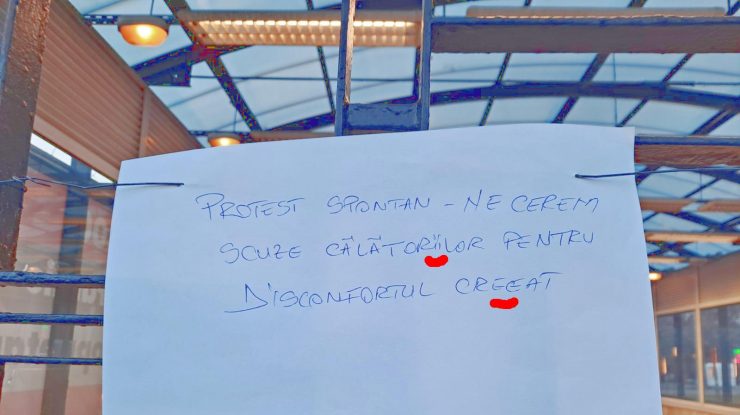 Protestatarilor le pasă de călătorii, nu de călători. Mesajul afișat la o stație de metrou