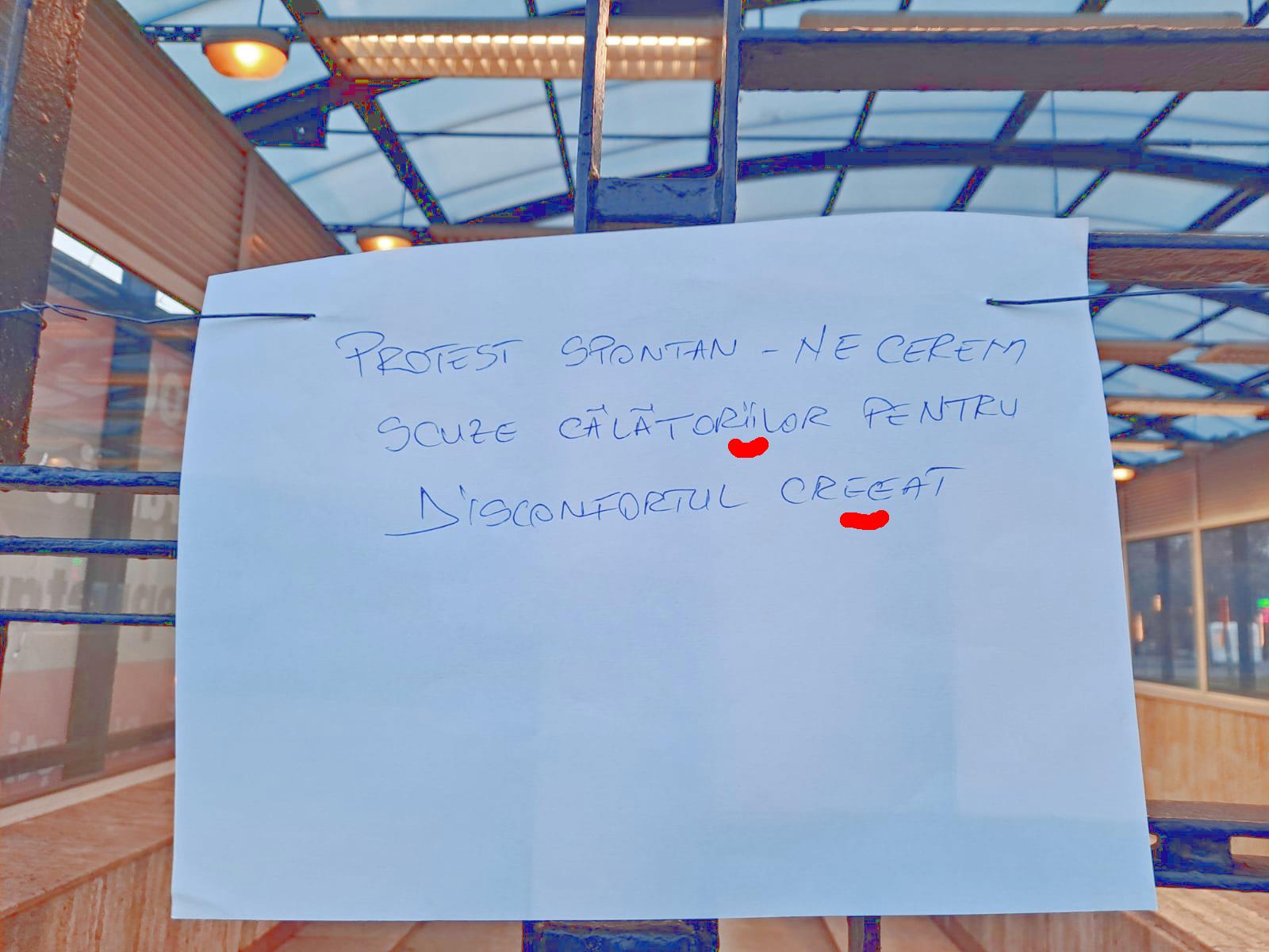 Protestatarilor le pasă de călătorii, nu de călători. Mesajul afișat la o stație de metrou