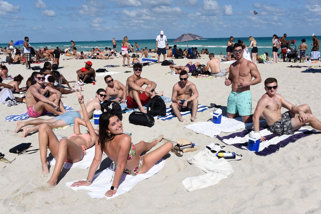 Restricţii mai dure în cel mai popular cartier din Miami. Petrecerile de pe plajă sunt de vină