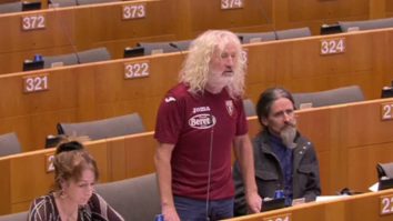 Cel mai microbist europarlamentar. A sărbătorit victoria echipei favorite în timpul unei şedinţe din Parlamentul European