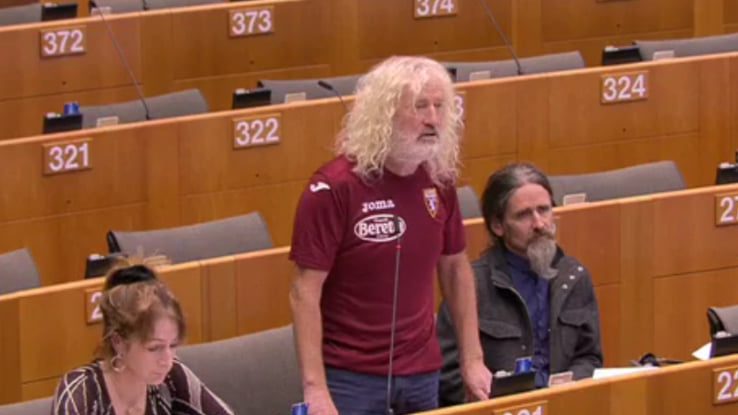 Cel mai microbist europarlamentar. A sărbătorit victoria echipei favorite în timpul unei şedinţe din Parlamentul European