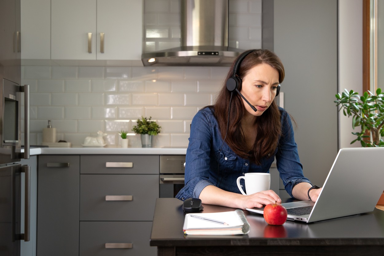 Domeniile care oferă locuri de muncă în această perioadă. Enel, printre companiile cu cele mai multe angajări