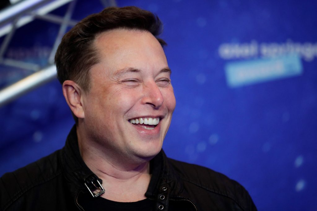 Elon Musk râde.
