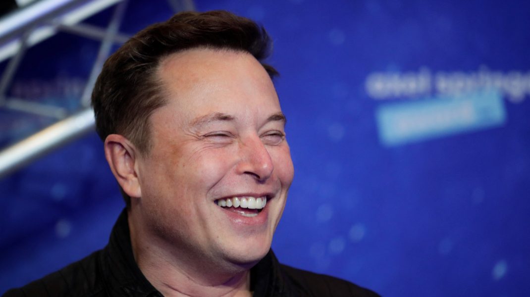 Elon Musk râde.