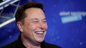 Elon Musk râde.
