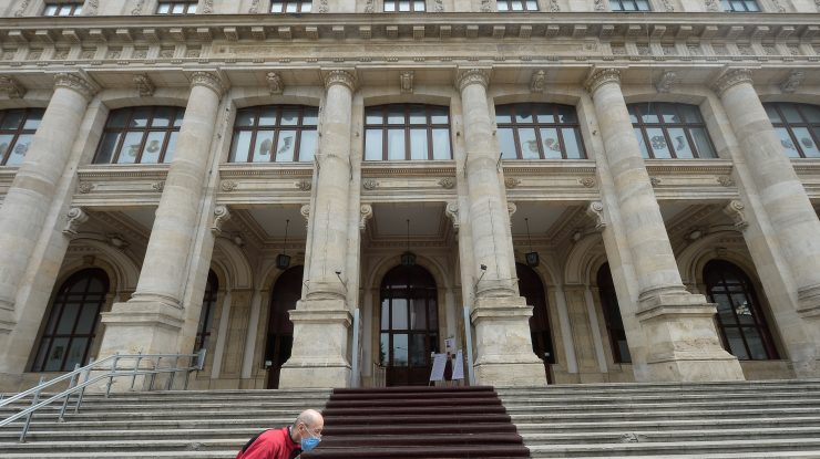 Cea mai nouă escrocherie. Românilor li se promit moșteniri și apartenența la familii nobiliare