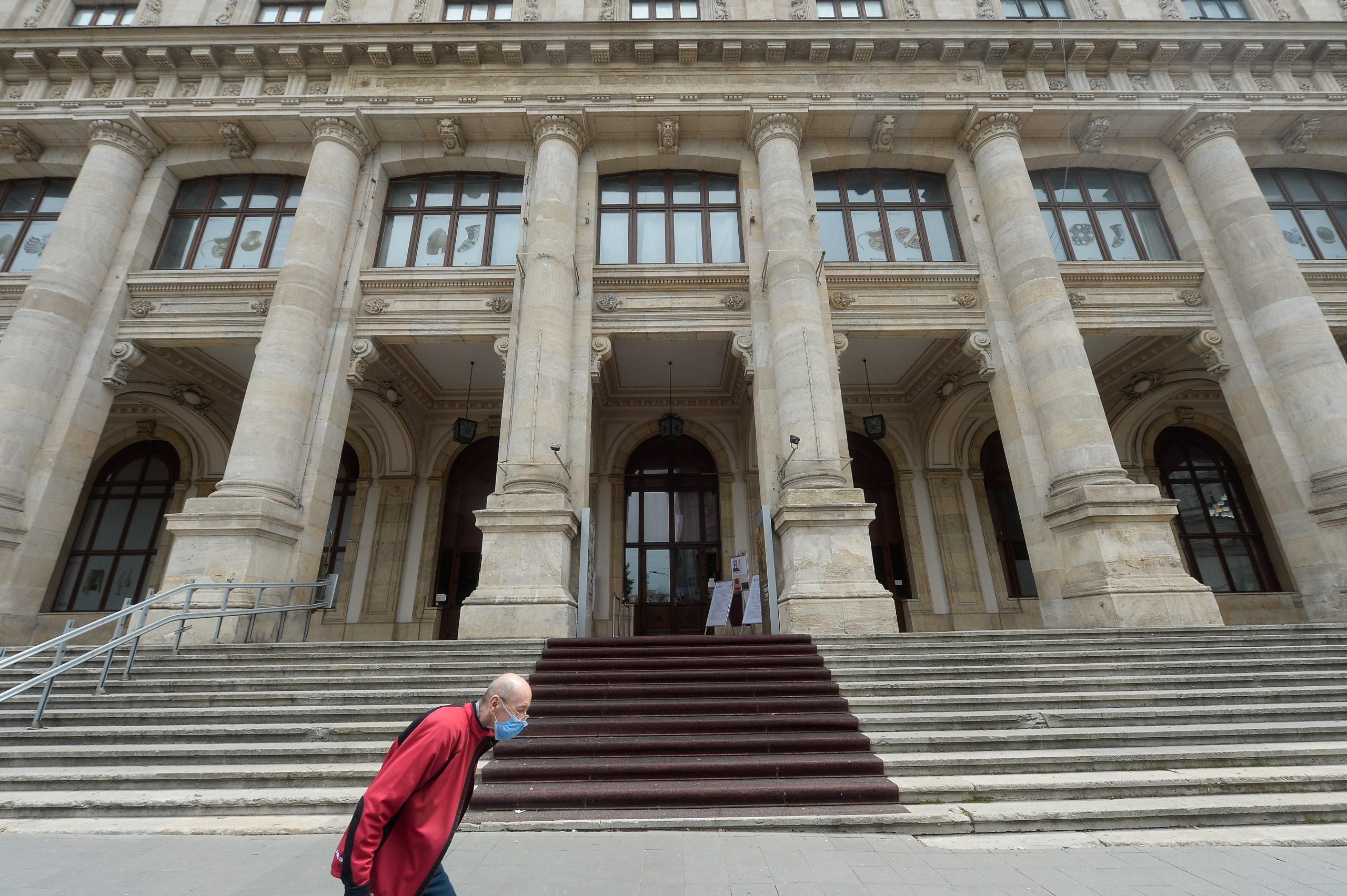 Cea mai nouă escrocherie. Românilor li se promit moșteniri și apartenența la familii nobiliare