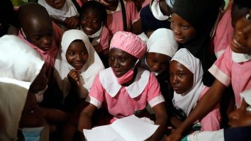 „Nu e niciodată prea târziu să înveți”. Lecția de viață a unei femei din Nigeria care, la 50 de ani, s-a înscris la școală