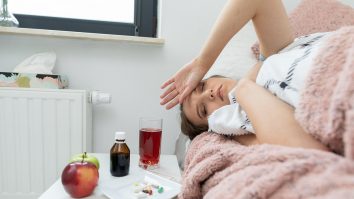 Femeie bolnava întinsă pe canapea