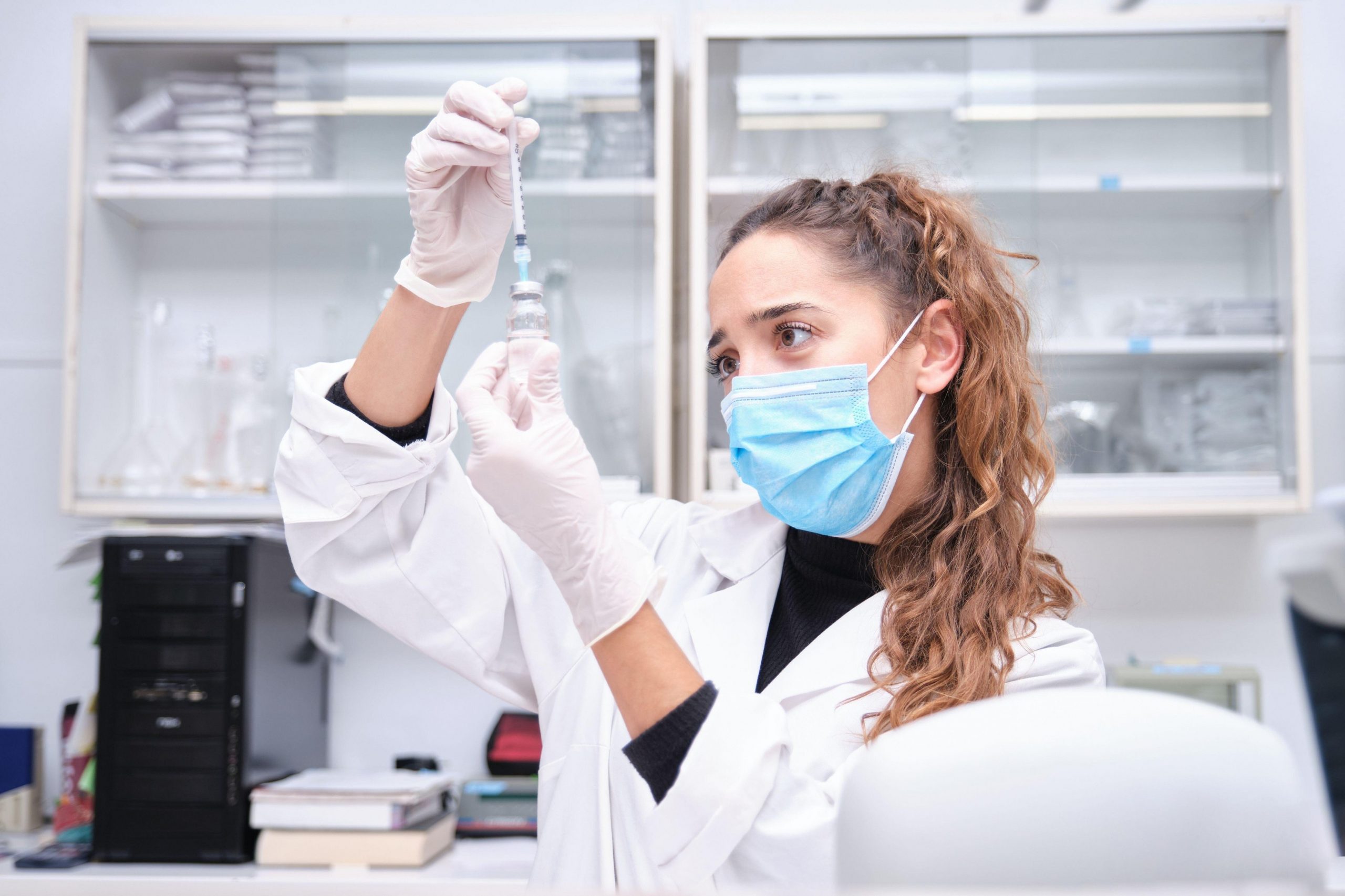 Studiu: Peste jumătate din județele din România au cazuri de infectare cu tulpina britanică