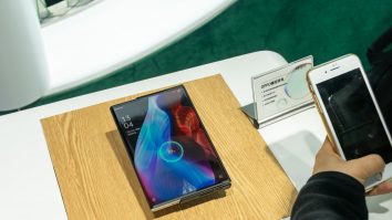 Concept pentru viitor. Primul telefon cu ecran rulabil a fost prezentat la București