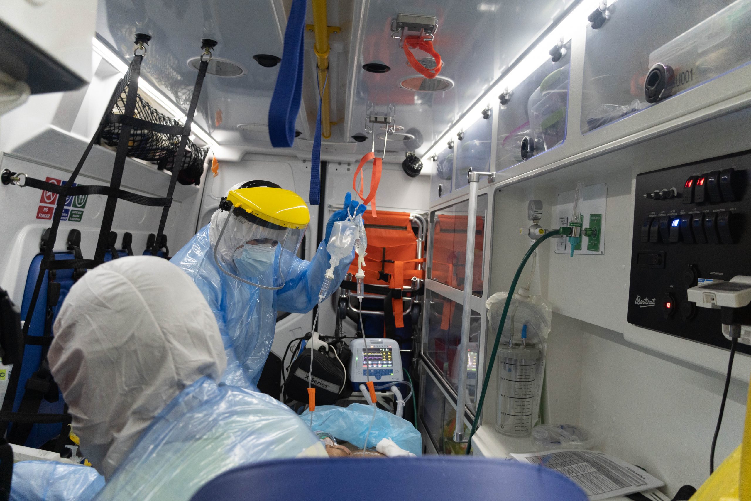 De ce ajung tot mai mulți pacienți COVID-19 în stare gravă la spital? Explicațiile medicilor